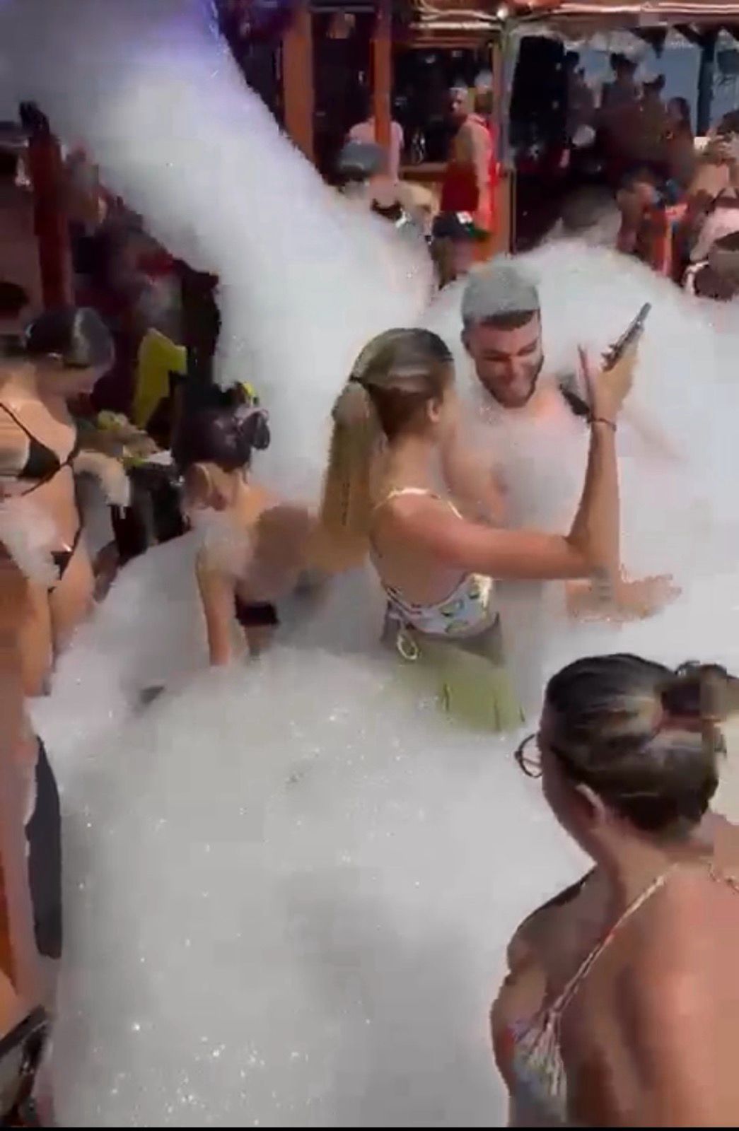 Turistë duke festuar në foam party në bord
