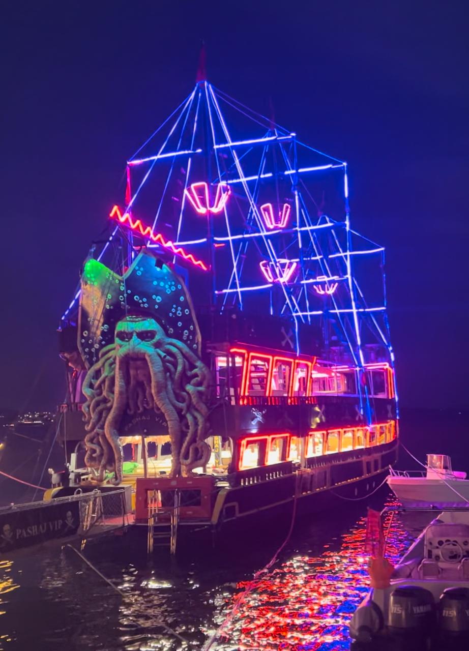 Anija Pashaj Vip me figurën pirate në Sarandë
